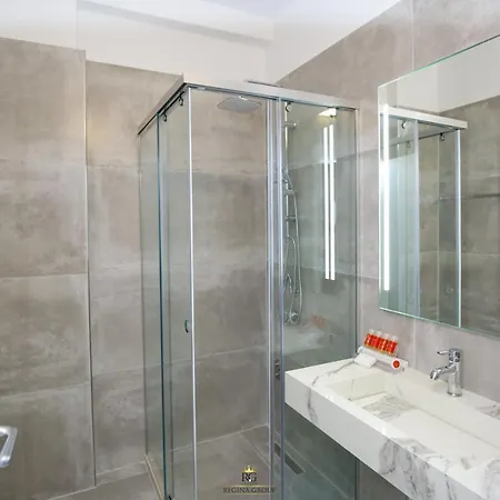 Regina Garden Hotell 4*