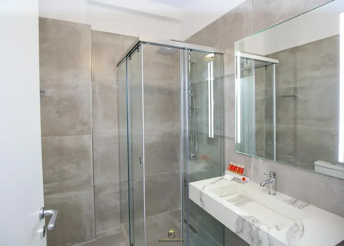 Regina Garden Hotel 4*